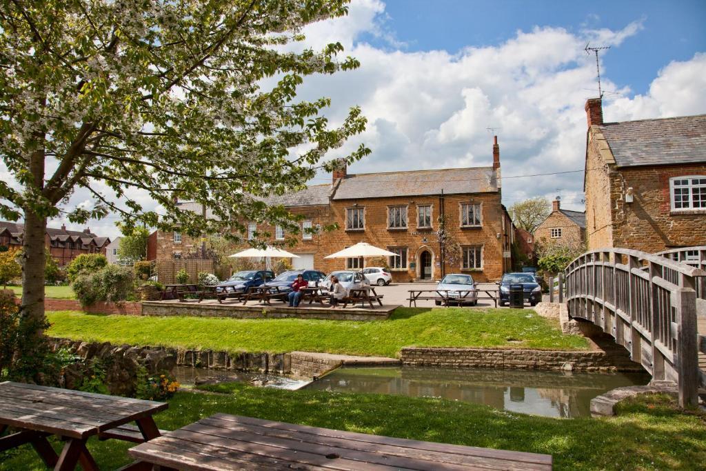 ホテル The Nevill Arms Medbourne エクステリア 写真